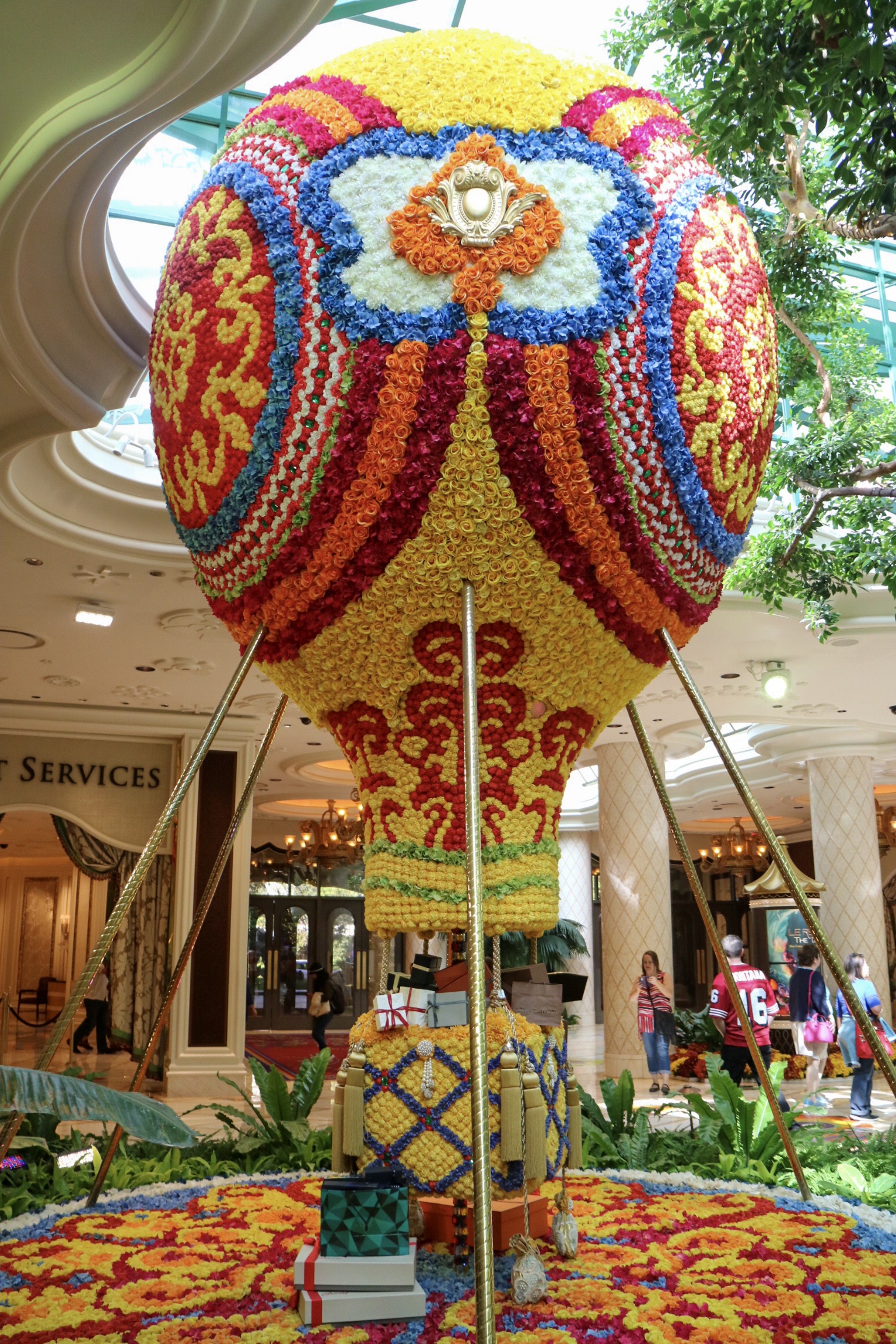 floral hot air balloon display at the wynn las vegas • Lucy Earnshaw Blog