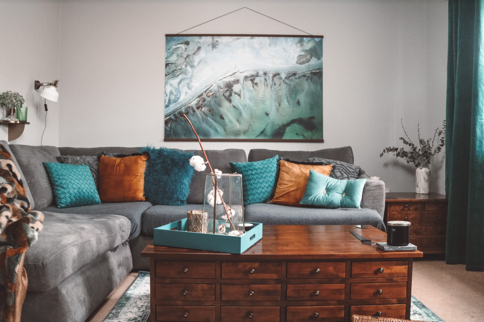 image of the sofa with coffee table in the foreground and photowall wall art behind it
