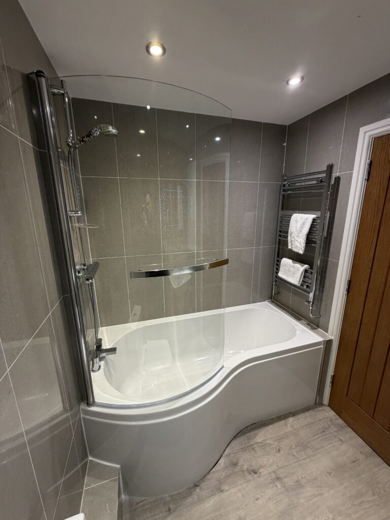 the large bath in the apartment 